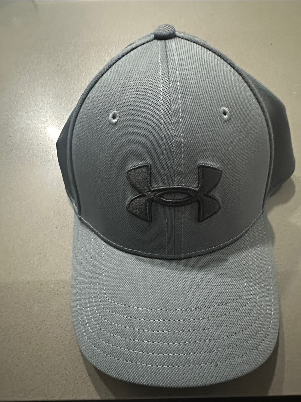 Under Armour Men’s Light Grey Curved Brim Logo Cap